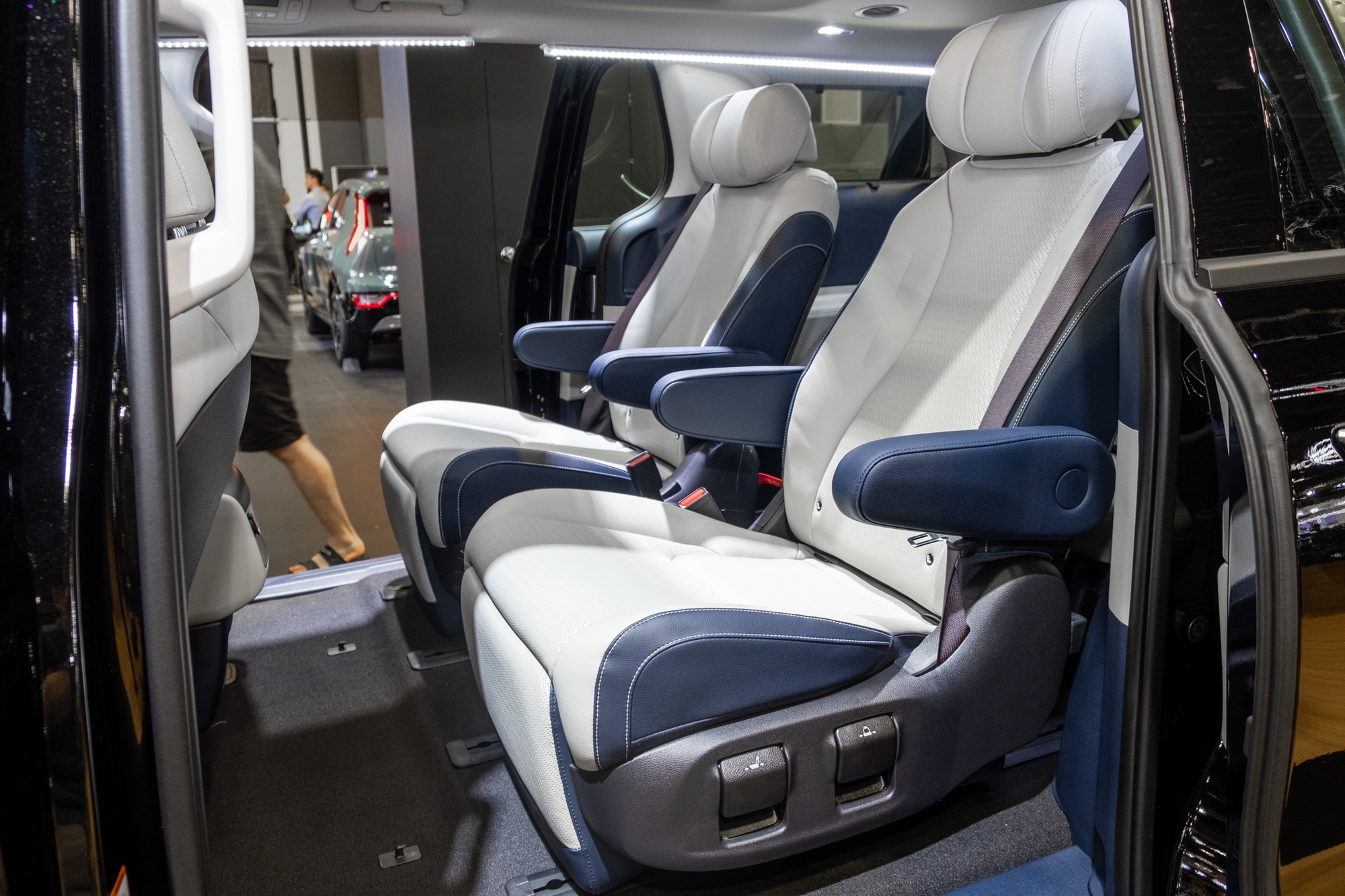 Kia Carnival 2024 lần đầu ra mắt ĐNÁ: Đèn mới như xe Cadillac, nội thất hiện đại hơn, thêm động cơ hybrid, sẽ sớm về Việt Nam- Ảnh 13.