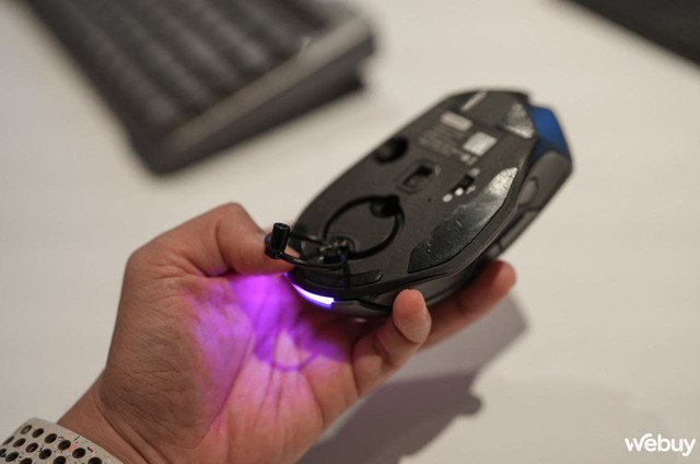 Độc lạ bàn phím và chuột đến từ Lenovo: Muốn có pin phải "quay tay"- Ảnh 1.