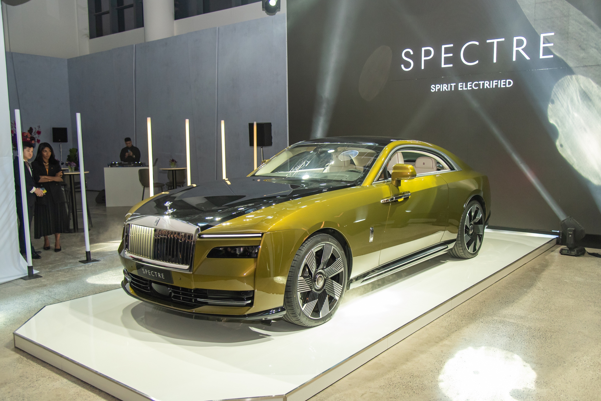 Cận cảnh Rolls-Royce Spectre vừa ra mắt Việt Nam: Giá từ 17,99 tỷ nhưng muốn ưng ý phải chi thêm vài tỷ mua option, sạc đầy mất 9 tiếng- Ảnh 2.