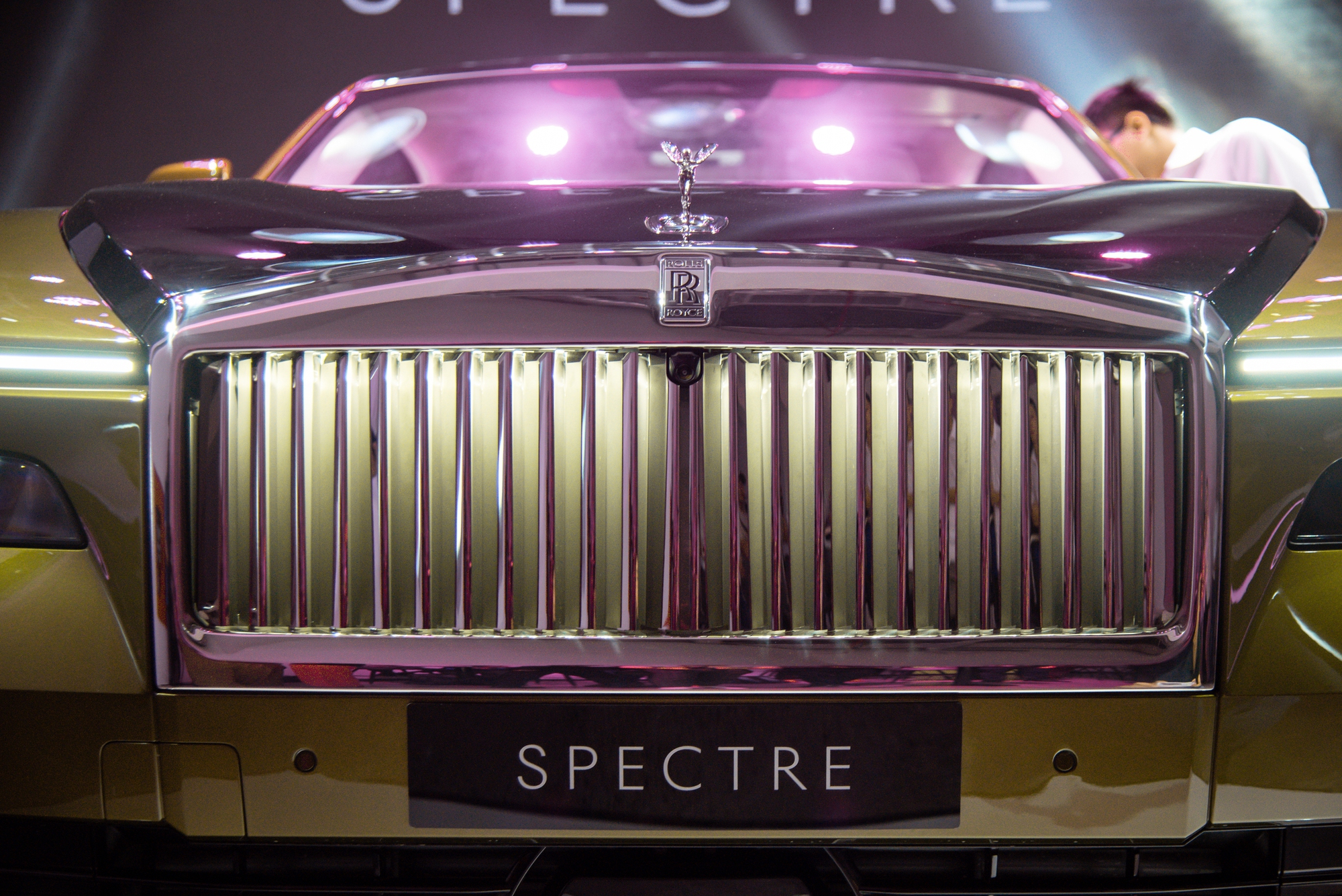 Cận cảnh Rolls-Royce Spectre vừa ra mắt Việt Nam: Giá từ 17,99 tỷ nhưng muốn ưng ý phải chi thêm vài tỷ mua option, sạc đầy mất 9 tiếng- Ảnh 7.
