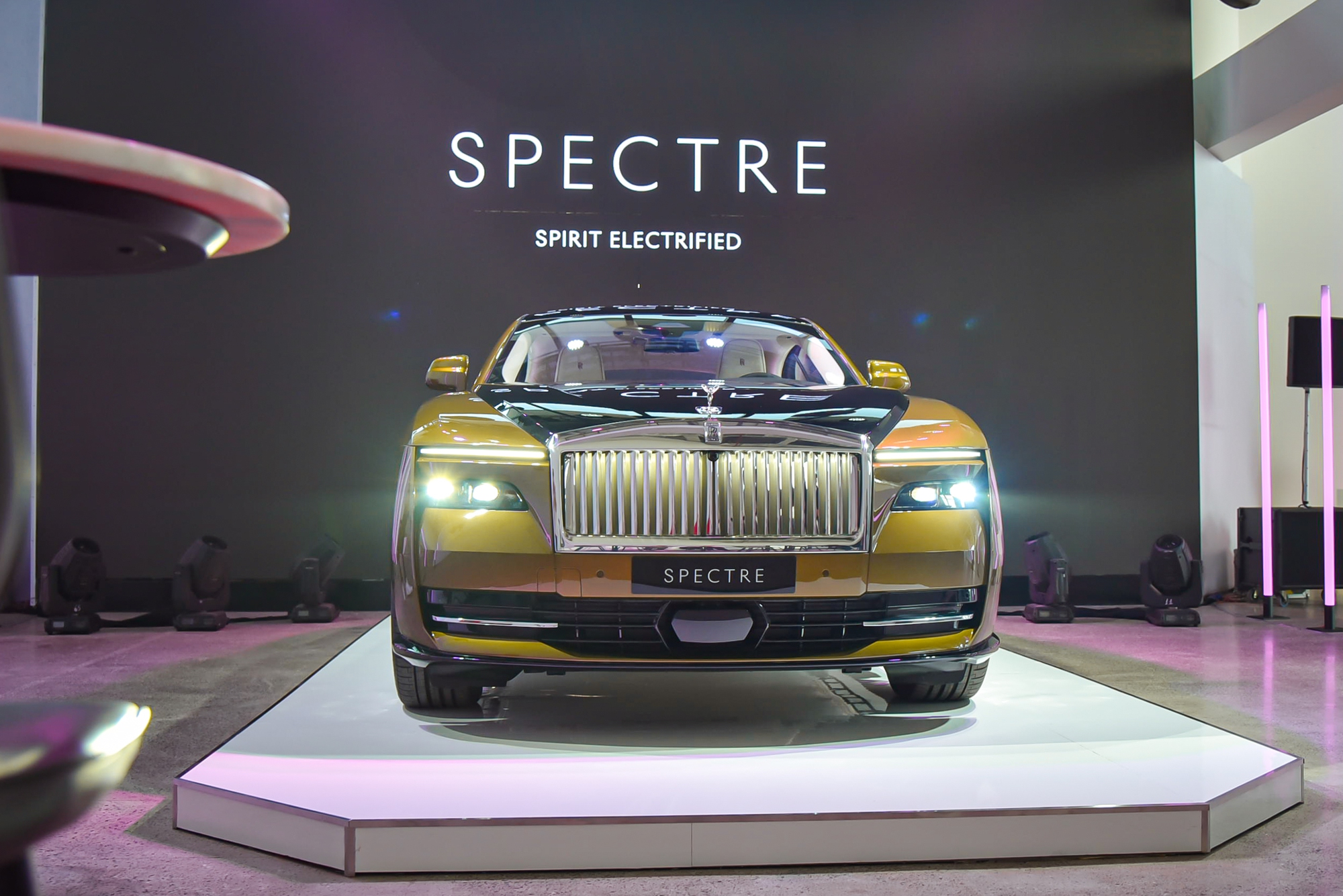 Cận cảnh Rolls-Royce Spectre vừa ra mắt Việt Nam: Giá từ 17,99 tỷ nhưng muốn ưng ý phải chi thêm vài tỷ mua option, sạc đầy mất 9 tiếng- Ảnh 1.