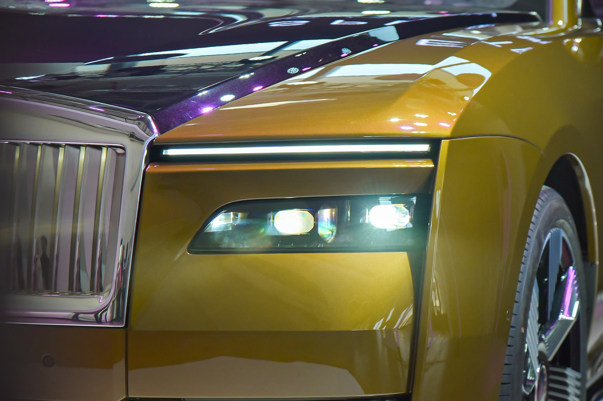Cận cảnh Rolls-Royce Spectre vừa ra mắt Việt Nam: Giá từ 17,99 tỷ nhưng muốn ưng ý phải chi thêm vài tỷ mua option, sạc đầy mất 9 tiếng- Ảnh 8.