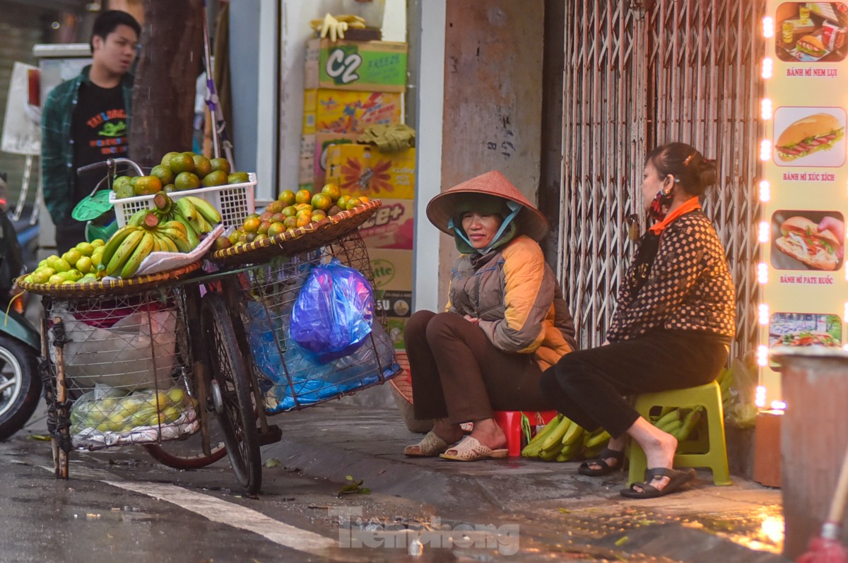 Thời tiết nồm ẩm, người Hà Nội lấy máy sấy tóc làm khô quần áo- Ảnh 9.