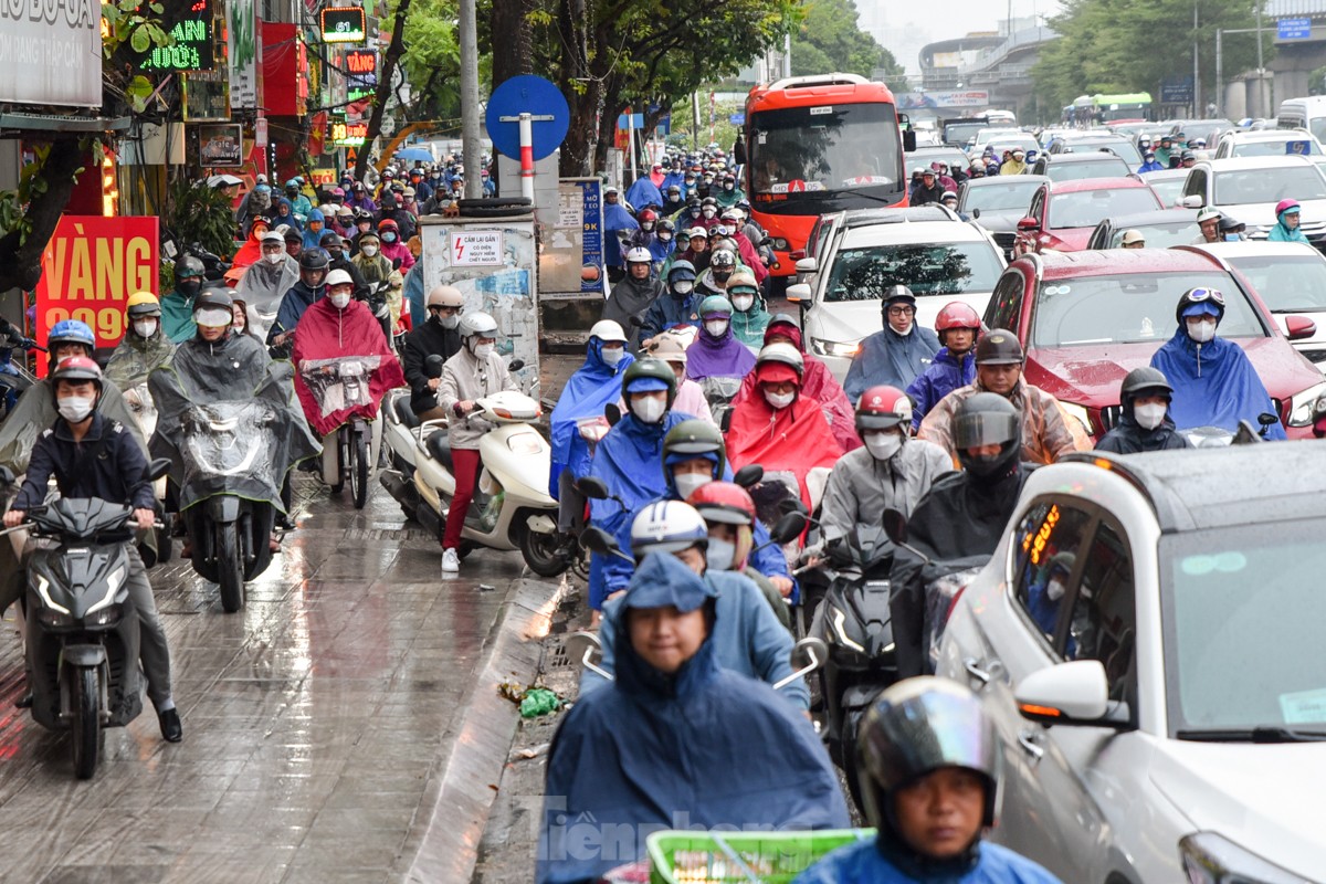 Thời tiết nồm ẩm, người Hà Nội lấy máy sấy tóc làm khô quần áo- Ảnh 2.