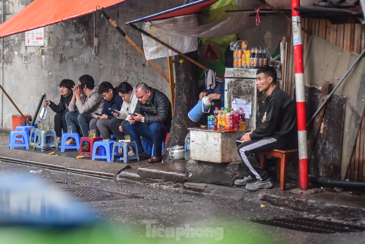 Thời tiết nồm ẩm, người Hà Nội lấy máy sấy tóc làm khô quần áo- Ảnh 5.