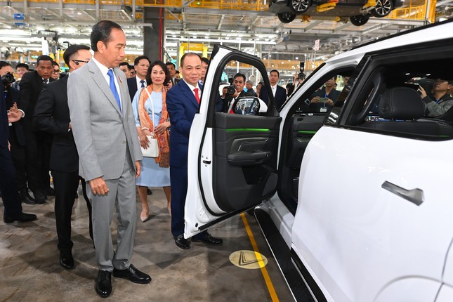 Tổng thống Indonesia Joko Widodo thăm nhà máy VinFast Hải Phòng- Ảnh 1.