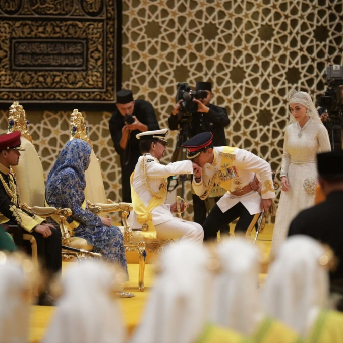 Cô dâu của hoàng tử "hot" nhất châu Á lại gây sốt trong dáng vẻ yêu kiều, hôn lễ xa hoa tổ chức trong cung điện dát vàng 1.800 phòng- Ảnh 3.