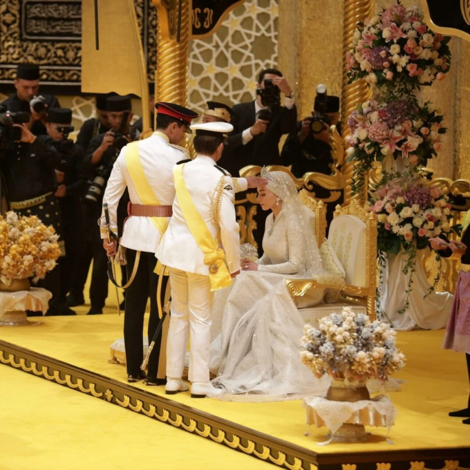 Cô dâu của hoàng tử "hot" nhất châu Á lại gây sốt trong dáng vẻ yêu kiều, hôn lễ xa hoa tổ chức trong cung điện dát vàng 1.800 phòng- Ảnh 2.