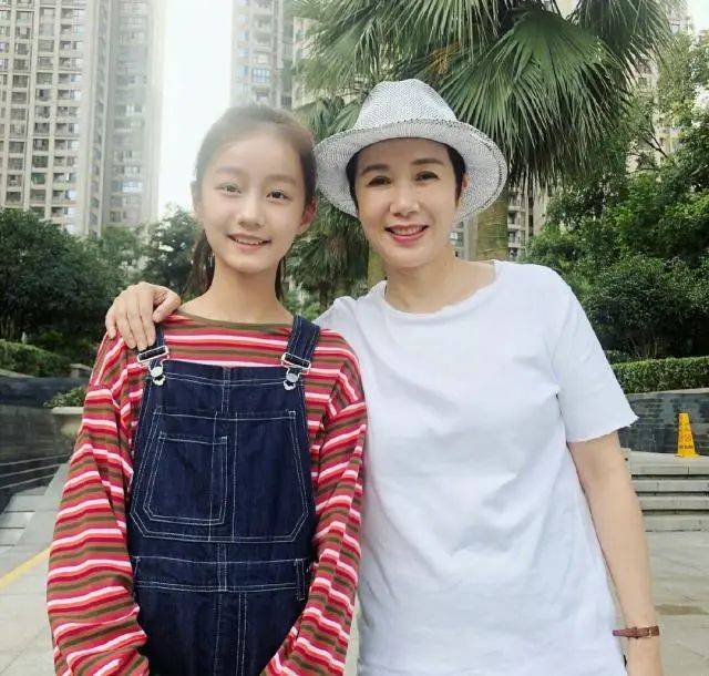 "Con gái" Triệu Vy giờ đã 16 tuổi, vẫn xinh đẹp hệt lúc nhỏ: Lộ 1 chi tiết cho thấy gia đình dạy rất khéo- Ảnh 3.