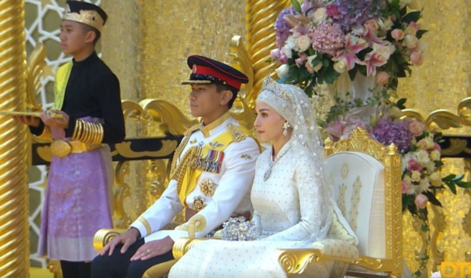 Cô dâu của hoàng tử "hot" nhất châu Á lại gây sốt trong dáng vẻ yêu kiều, hôn lễ xa hoa tổ chức trong cung điện dát vàng 1.800 phòng- Ảnh 7.