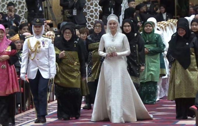 Cô dâu của hoàng tử "hot" nhất châu Á lại gây sốt trong dáng vẻ yêu kiều, hôn lễ xa hoa tổ chức trong cung điện dát vàng 1.800 phòng- Ảnh 6.