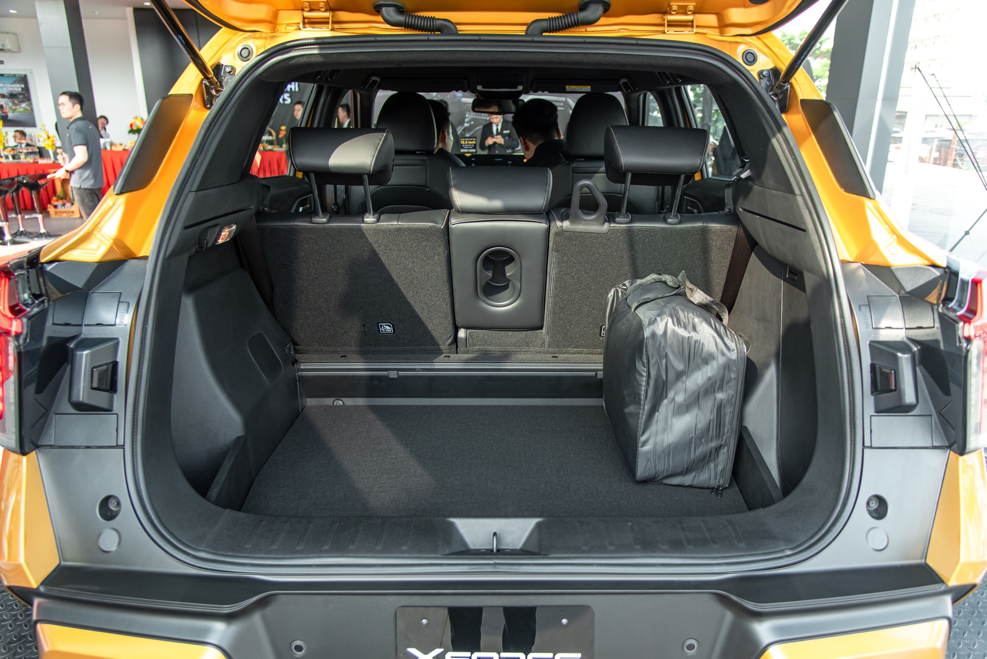 Mitsubishi Xforce Premium giá 699 triệu về đại lý, khách hàng bủa vây xem xe, đông như tại triển lãm- Ảnh 22.