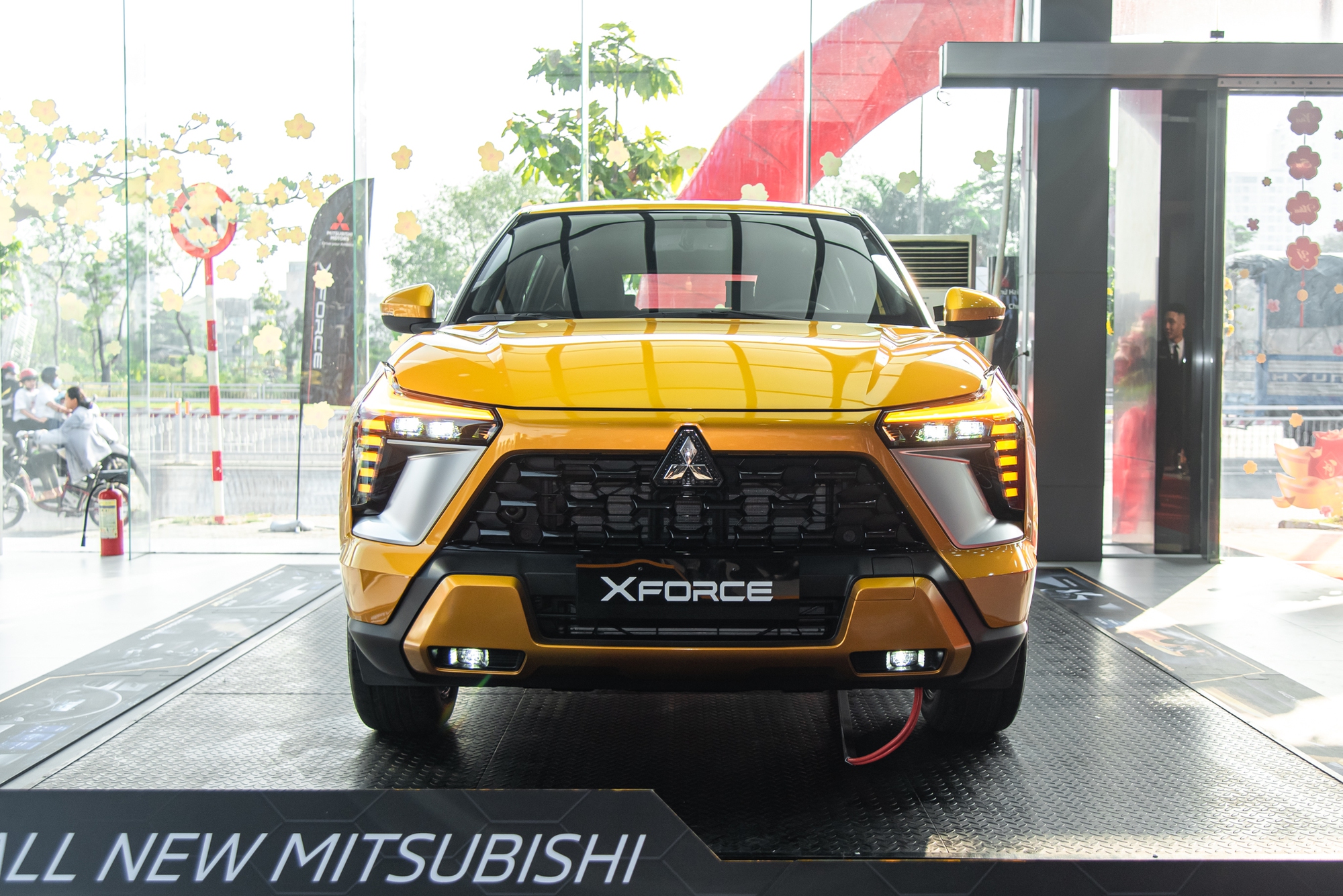 Mitsubishi Xforce Premium giá 699 triệu về đại lý, khách hàng bủa vây xem xe, đông như tại triển lãm- Ảnh 25.