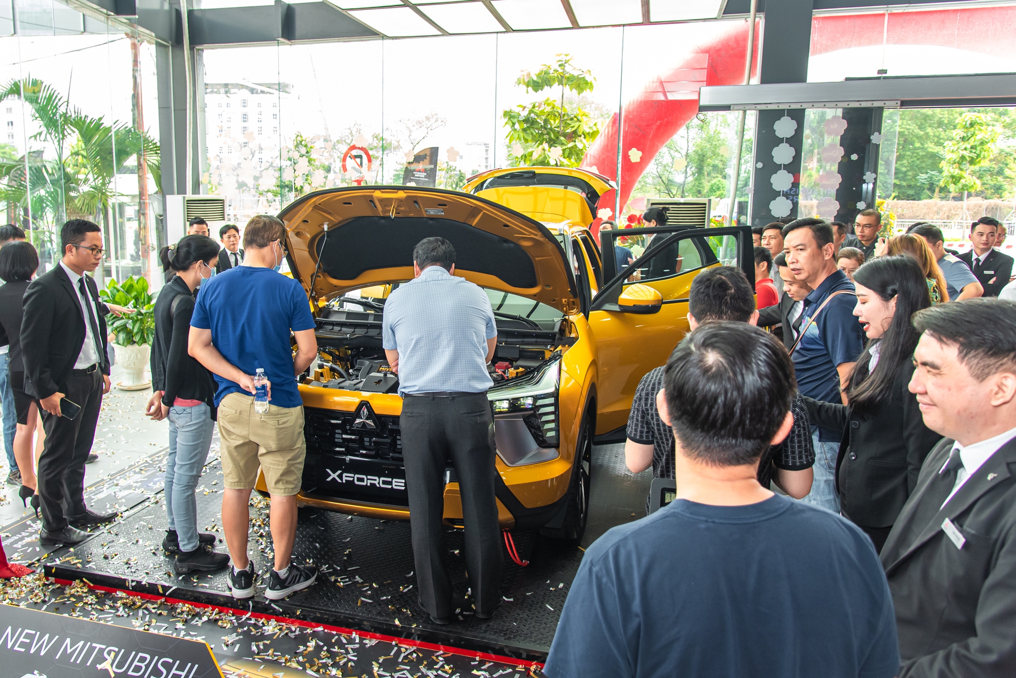 Mitsubishi Xforce Premium giá 699 triệu về đại lý, khách hàng bủa vây xem xe, đông như tại triển lãm- Ảnh 3.