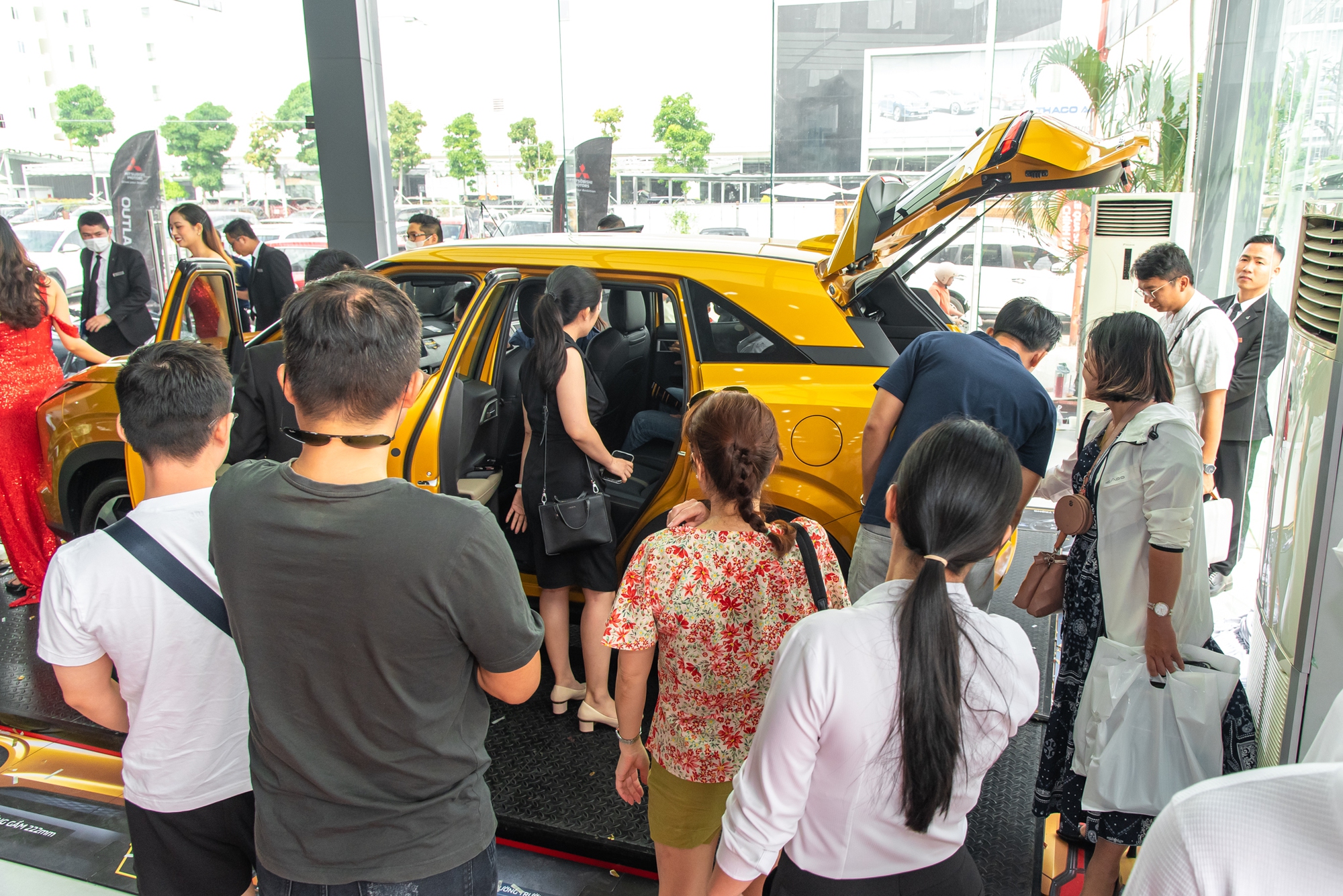 Mitsubishi Xforce Premium giá 699 triệu về đại lý, khách hàng bủa vây xem xe, đông như tại triển lãm- Ảnh 4.