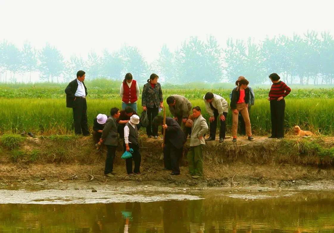 4 học sinh tiểu học phát hiện vật thể "lấp la lấp lánh" dưới ao, cả làng đổ xô tới đào khiến cảnh sát phải vào cuộc điều tra- Ảnh 2.