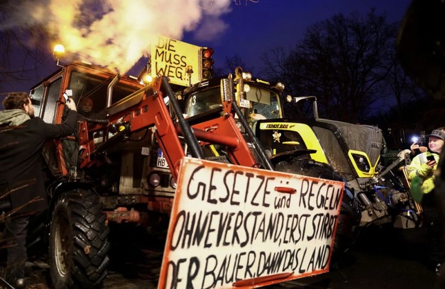 Nông dân Đức đưa hàng ngàn máy kéo về Berlin biểu tình- Ảnh 1.