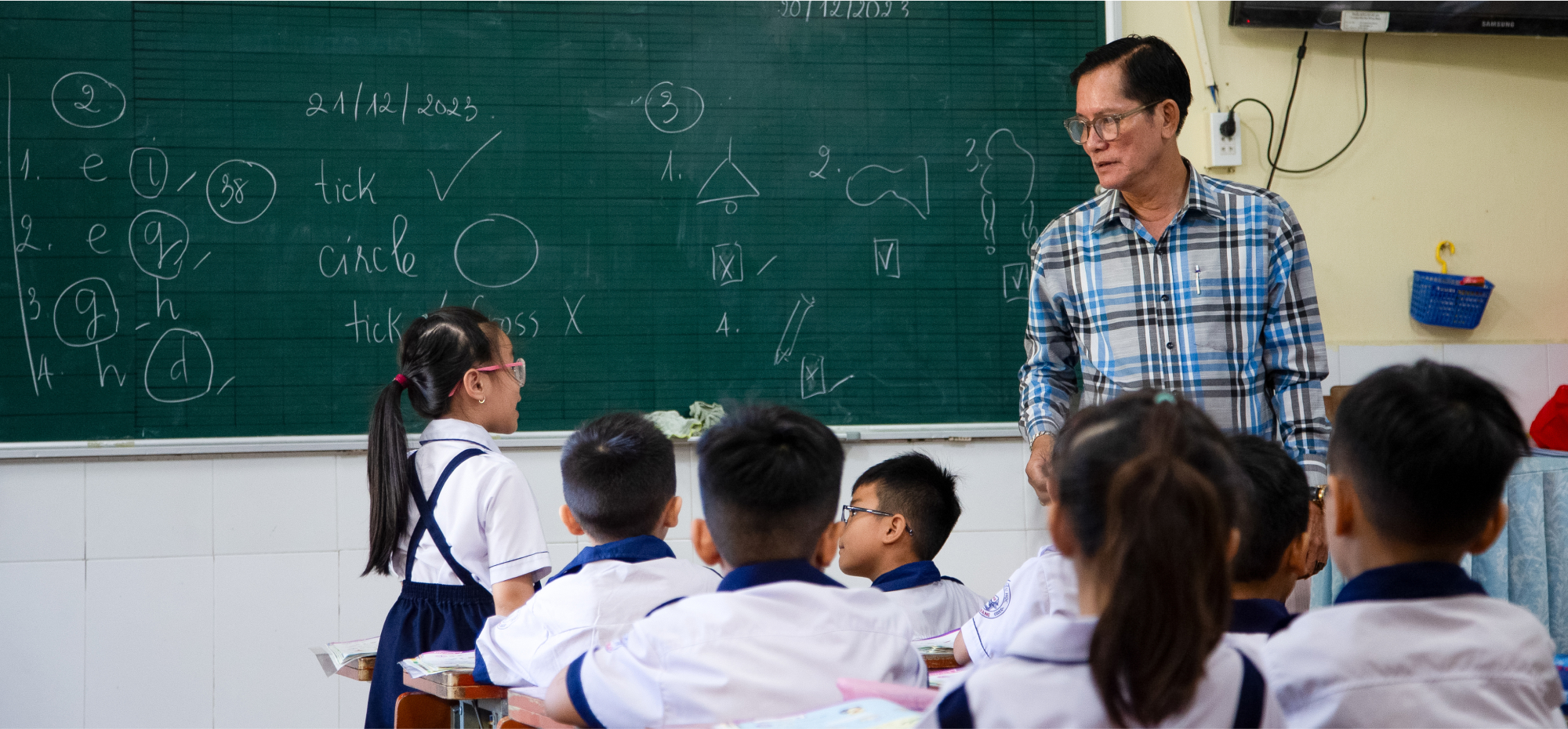 Thầy Hiệu trưởng già hơn 30 năm làm MC đám cưới để có tiền cho học trò nghèo: 'Thầy Khiêm có show nhiều thì học trò được hưởng phước nhiều'- Ảnh 6.