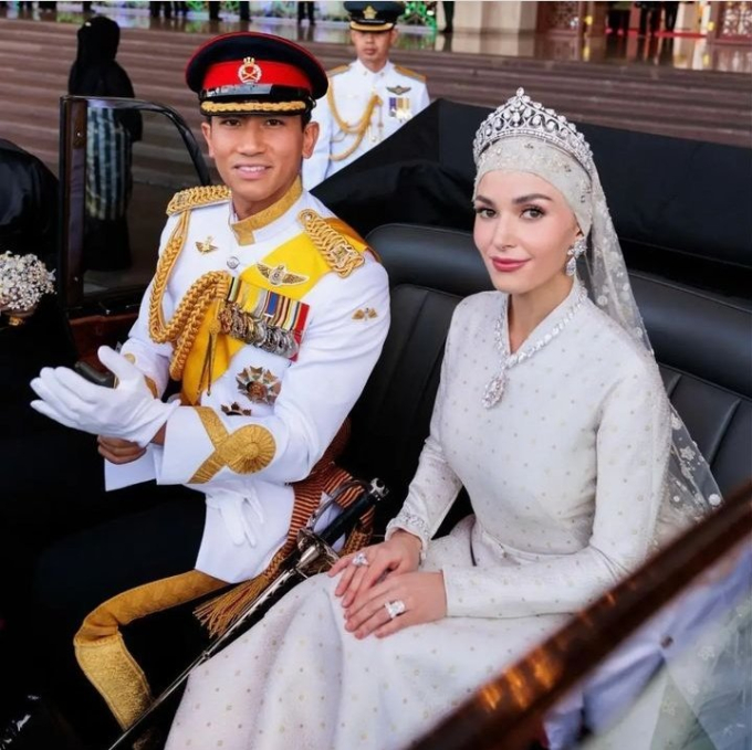 Hoàng tử Brunei đăng tải ảnh bức ảnh đặc biệt bên cạnh vợ, dân tình lập tức trầm trồ: "Hơn cả cổ tích"- Ảnh 1.
