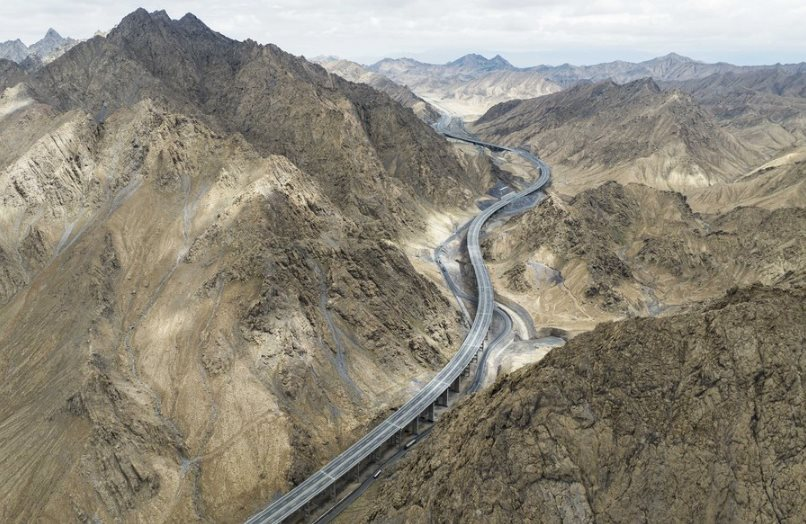 ‘Xẻ núi rẽ sông’, công trình bê tông cốt thép Trung Quốc vươn dài 5.200 km chỉ trong một năm, khẳng định độ chịu chi để nâng cấp hạ tầng giao thông- Ảnh 1.