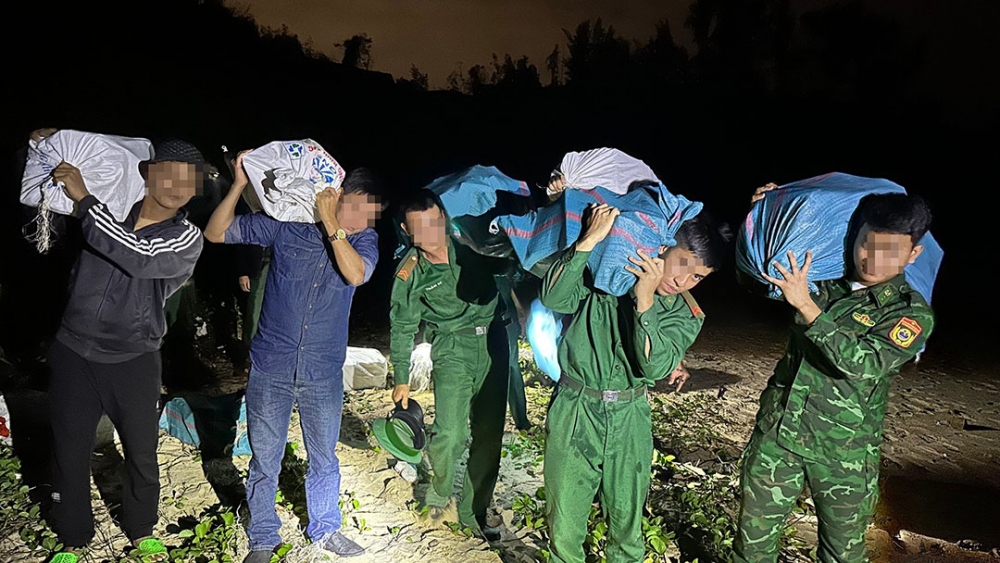 Phát hiện gần 300kg nghi ma túy trôi dạt vào bờ biển ở Quảng Ngãi- Ảnh 4.