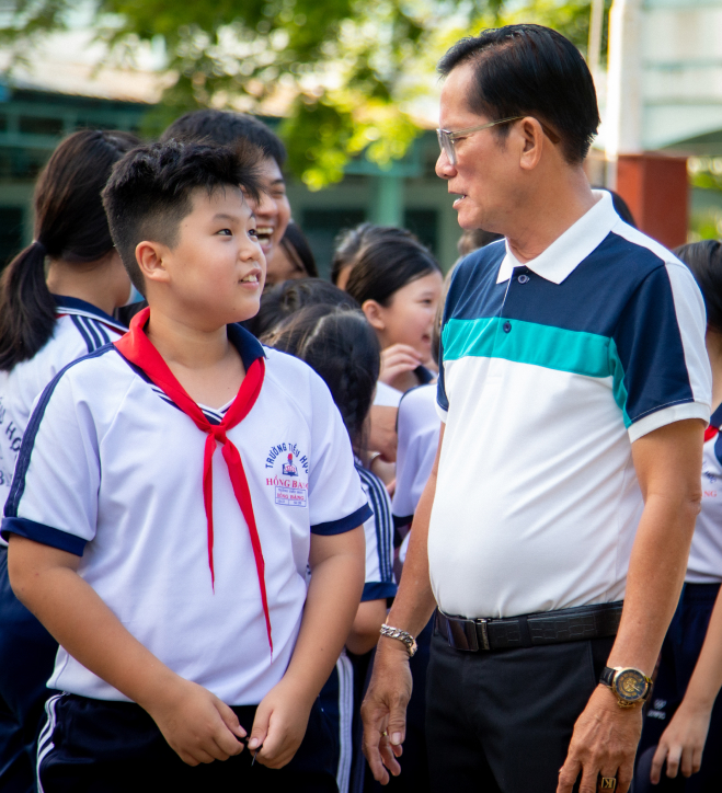 Thầy Hiệu trưởng già hơn 30 năm làm MC đám cưới để có tiền cho học trò nghèo: 'Thầy Khiêm có show nhiều thì học trò được hưởng phước nhiều'- Ảnh 1.