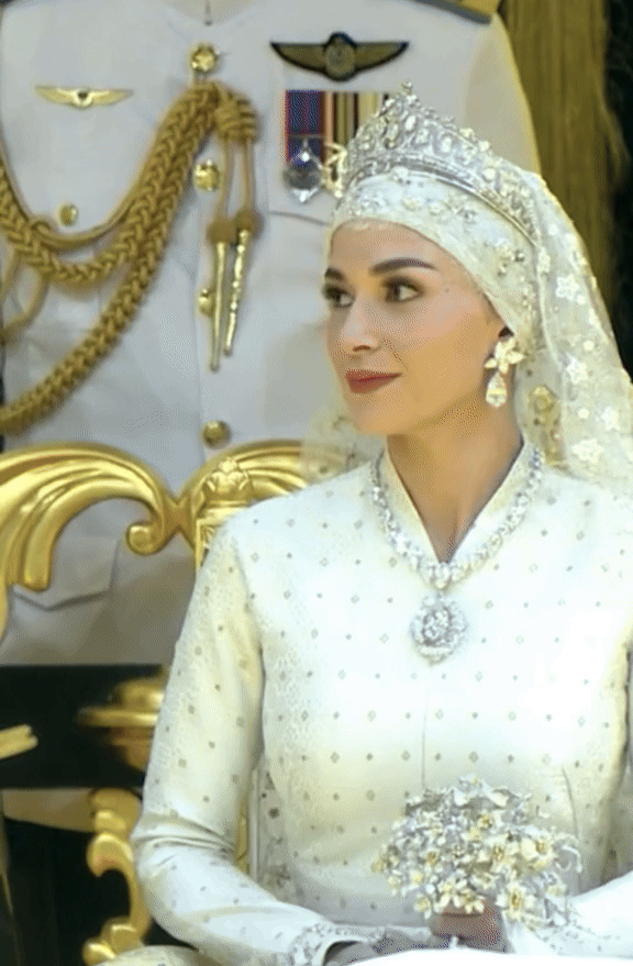 Hoàng tử tỷ đô Brunei thu hút 7 triệu người chỉ qua một ánh mắt nhìn vợ, đám cưới xa hoa tựa cổ tích lọt top tìm kiếm- Ảnh 3.