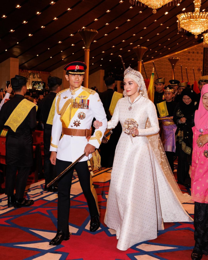 Hoàng tử tỷ đô Brunei thu hút 7 triệu người chỉ qua một ánh mắt nhìn vợ, đám cưới xa hoa tựa cổ tích lọt top tìm kiếm- Ảnh 1.