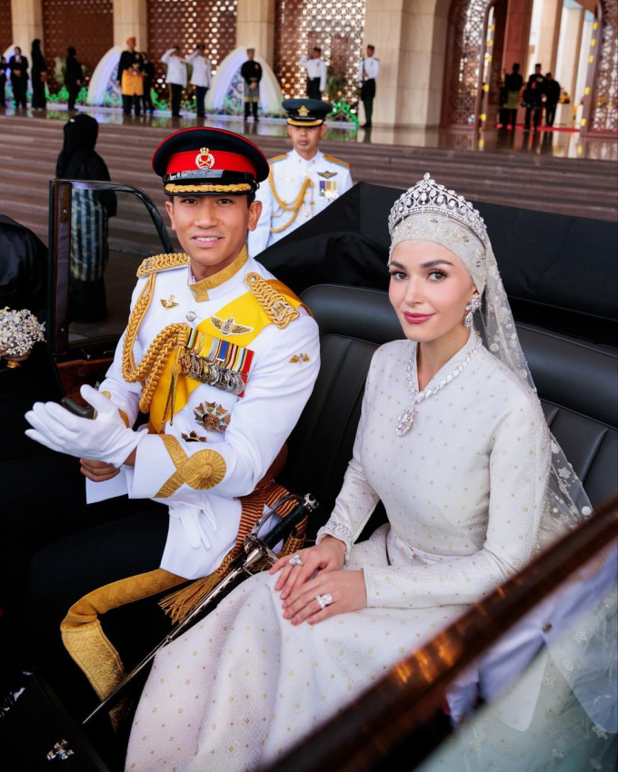 Hoàng tử tỷ đô Brunei thu hút 7 triệu người chỉ qua một ánh mắt nhìn vợ, đám cưới xa hoa tựa cổ tích lọt top tìm kiếm- Ảnh 5.