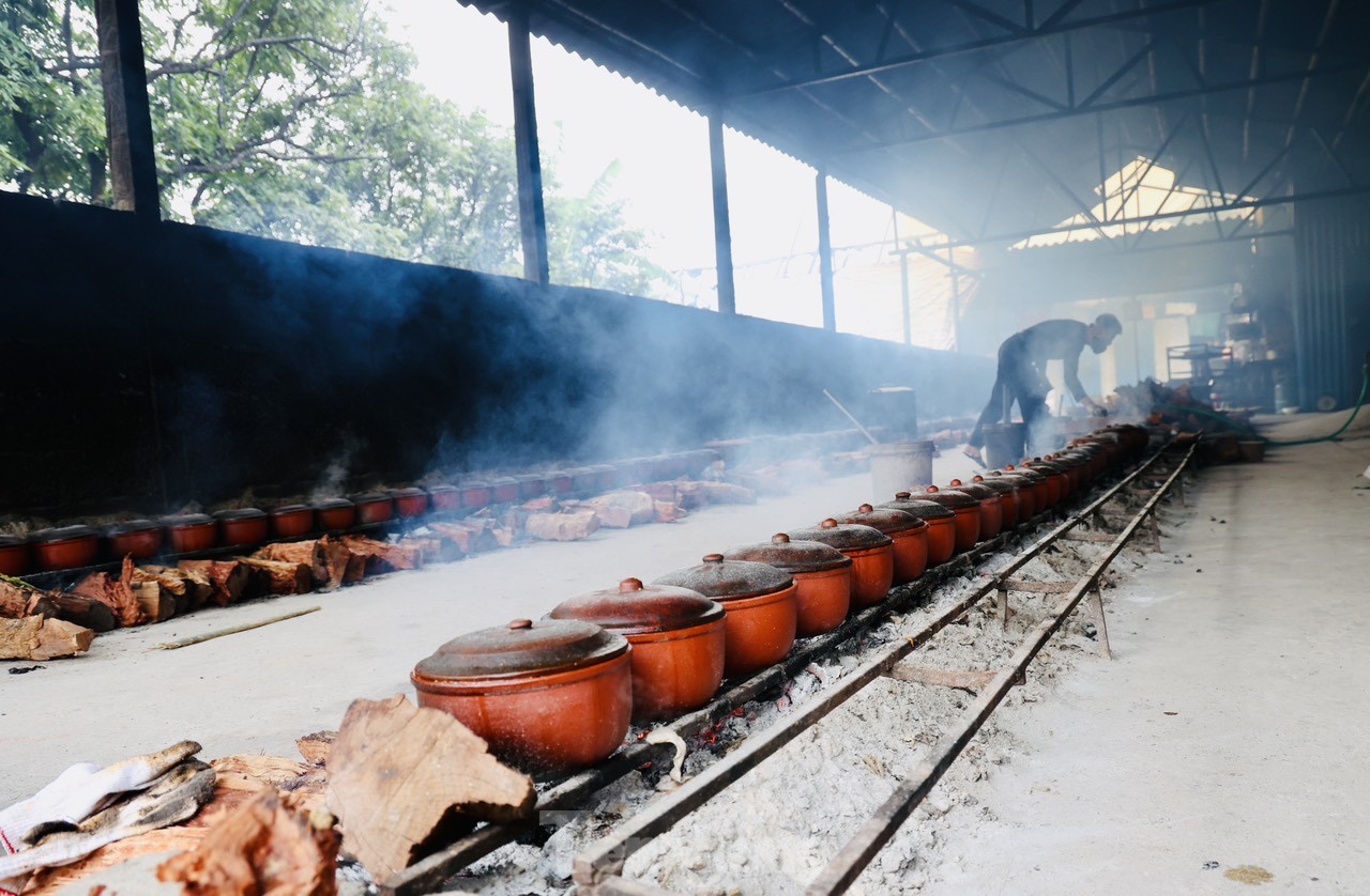 Làng Vũ Đại rực lửa vụ Tết: Đeo kính bơi, thâu đêm kho cá- Ảnh 1.