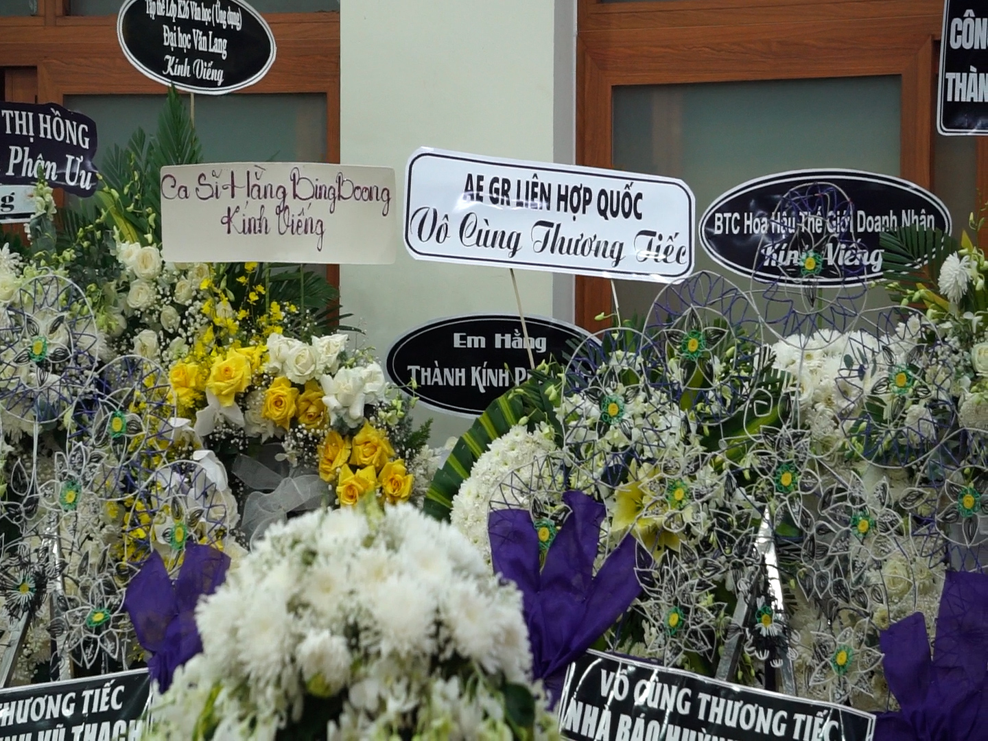 Lễ đưa tang ca sĩ Huỳnh Vũ Thạch: Vợ khóc nghẹn ôm di ảnh, Hà Thu và dàn sao tiễn biệt- Ảnh 9.
