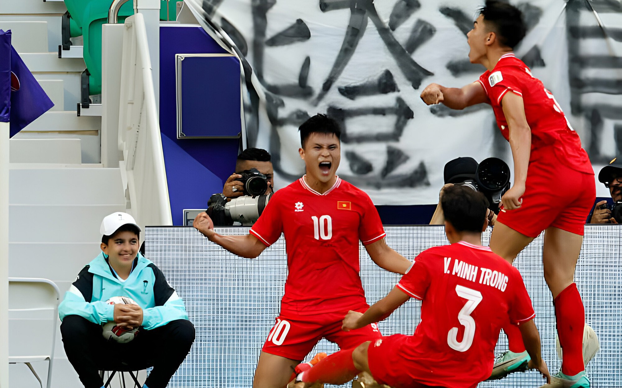 Asian Cup: Đội tuyển Việt Nam tạm đứng chân trong nhóm 