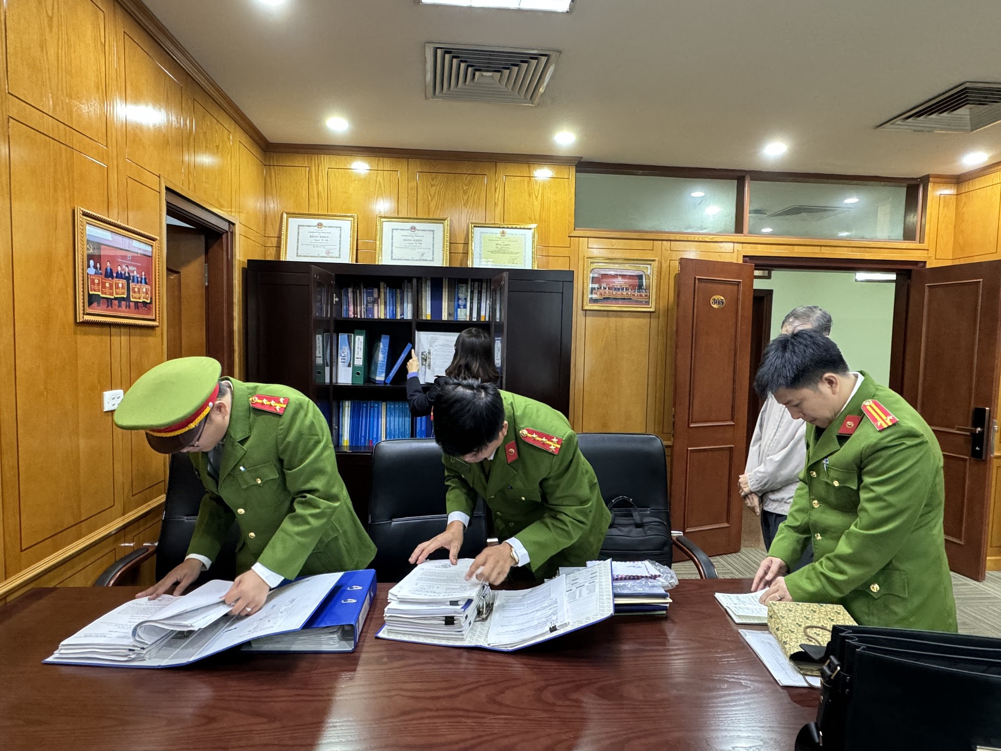 Khởi tố, bắt tạm giam Phó Cục Trưởng Cục Đăng kiểm Việt Nam- Ảnh 8.