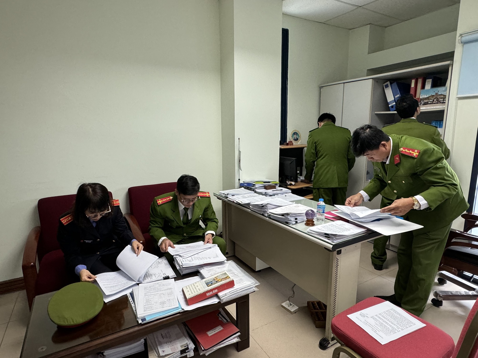 Khởi tố, bắt tạm giam Phó Cục Trưởng Cục Đăng kiểm Việt Nam- Ảnh 6.