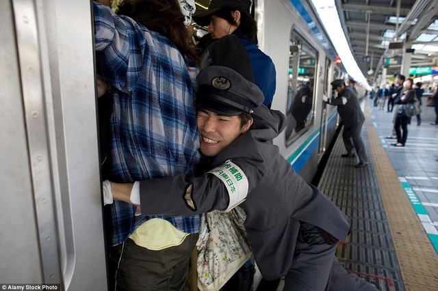 Nhật Bản khiến thế giới ngỡ ngàng: Xây đường ray tàu điện ngầm chỉ trong 3,5 tiếng từ 11 năm trước, 1.200 kỹ sư biết chính xác vị trí bu-lông cần vặn- Ảnh 5.