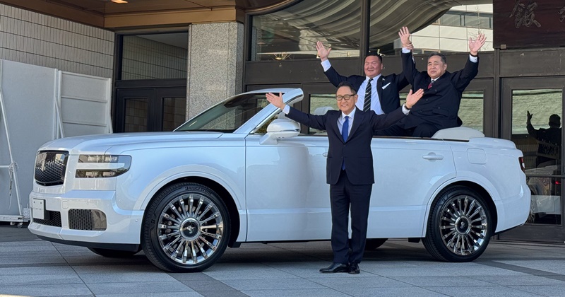 ‘Xe chủ tịch’ Toyota Century SUV có bản mui trần, nội thất tinh chỉnh cho người đứng được bên trong- Ảnh 3.