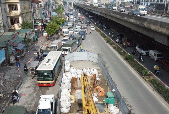 Giáp Tết, Hà Nội ùn tắc nghiêm trọng- Ảnh 1.