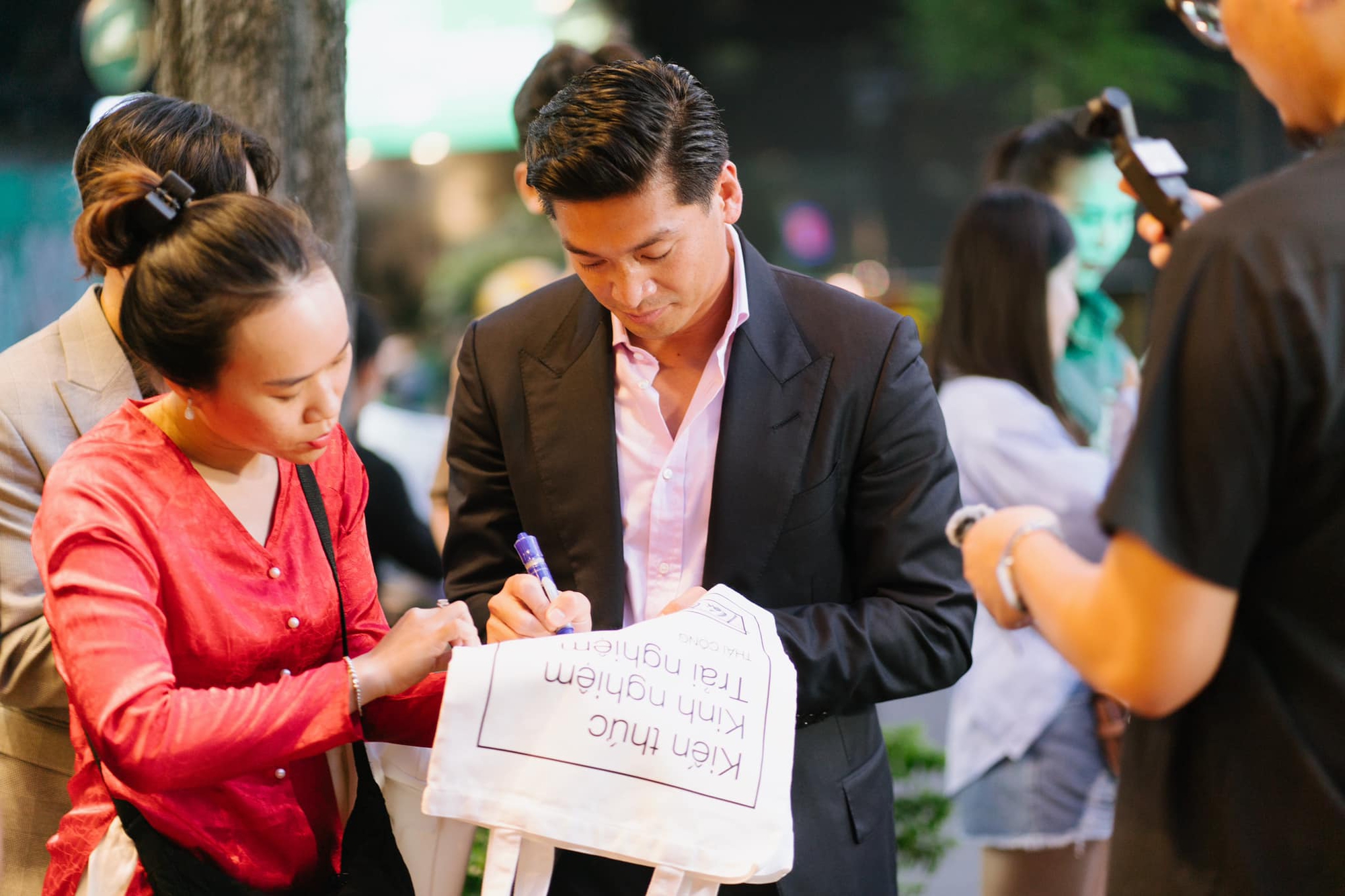 Chuyện tình của NTK Thái Công và CEO kém 17 tuổi: Bên cạnh người có kiến thức, kinh nghiệm là trải nghiệm thế nào?- Ảnh 4.