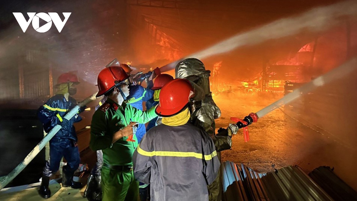 Xưởng gỗ công nghiệp bùng cháy dữ dội trong đêm- Ảnh 1.