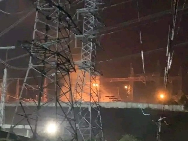 Cháy lớn tại trạm biến áp 500kV nối trực tiếp với thủy điện Hòa Bình- Ảnh 1.