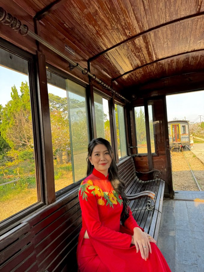 Hoa hậu Lê Thị Thơ diện áo dài hóa "nàng thơ" đón xuân năm 2024- Ảnh 3.