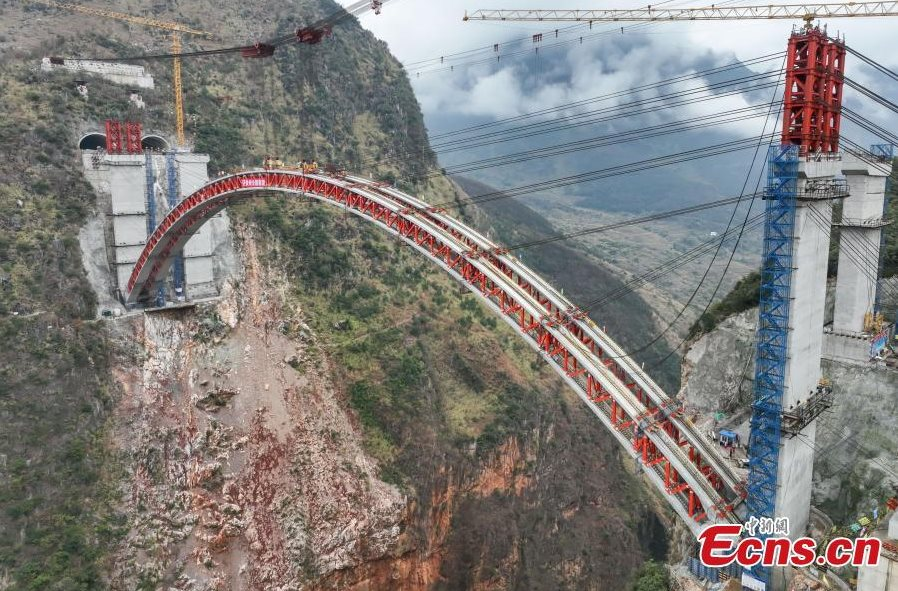 Thêm một công trình Trung Quốc ghi tên vào danh sách đỉnh cao ngành xây dựng: Hơn 500 mét thép uốn cong như ‘cầu vồng đỏ’ bắc qua vực thẳm, thách thức giông tố, động đất lẫn lũ lụt- Ảnh 1.