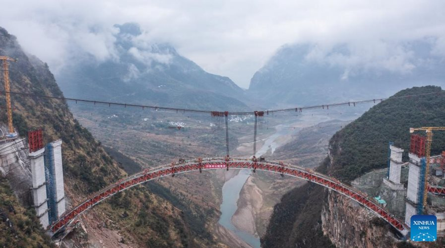 Thêm một công trình Trung Quốc ghi tên vào danh sách đỉnh cao ngành xây dựng: Hơn 500 mét thép uốn cong như ‘cầu vồng đỏ’ bắc qua vực thẳm, thách thức giông tố, động đất lẫn lũ lụt- Ảnh 3.