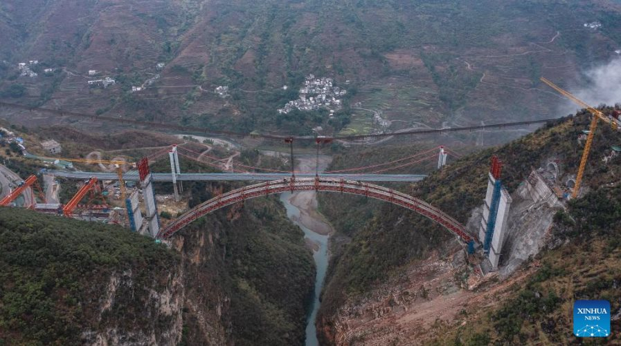 Thêm một công trình Trung Quốc ghi tên vào danh sách đỉnh cao ngành xây dựng: Hơn 500 mét thép uốn cong như ‘cầu vồng đỏ’ bắc qua vực thẳm, thách thức giông tố, động đất lẫn lũ lụt- Ảnh 7.