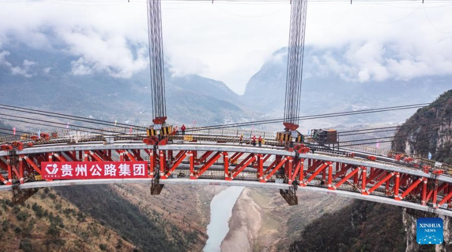 Thêm một công trình Trung Quốc ghi tên vào danh sách đỉnh cao ngành xây dựng: Hơn 500 mét thép uốn cong như ‘cầu vồng đỏ’ bắc qua vực thẳm, thách thức giông tố, động đất lẫn lũ lụt- Ảnh 4.