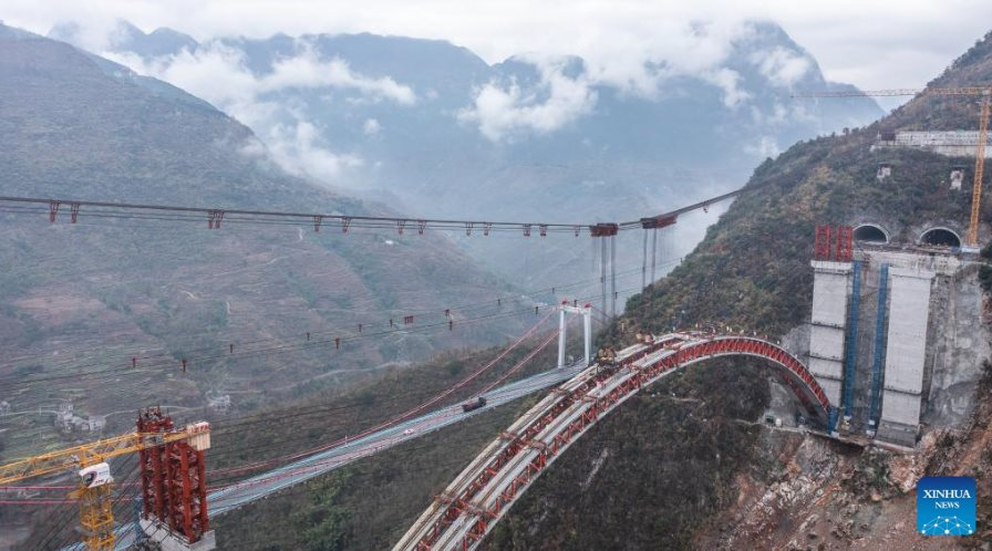Thêm một công trình Trung Quốc ghi tên vào danh sách đỉnh cao ngành xây dựng: Hơn 500 mét thép uốn cong như ‘cầu vồng đỏ’ bắc qua vực thẳm, thách thức giông tố, động đất lẫn lũ lụt- Ảnh 8.