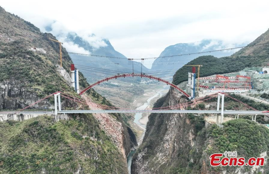 Thêm một công trình Trung Quốc ghi tên vào danh sách đỉnh cao ngành xây dựng: Hơn 500 mét thép uốn cong như ‘cầu vồng đỏ’ bắc qua vực thẳm, thách thức giông tố, động đất lẫn lũ lụt- Ảnh 5.