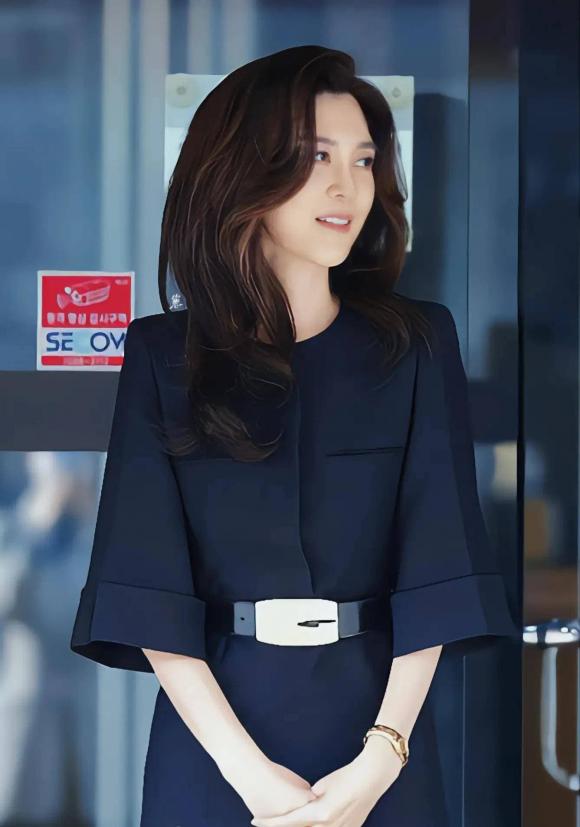 Chaebol giàu bậc nhất Hàn Quốc bị chỉ trích vì mặc áo Dior, 