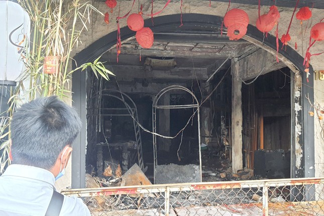 Cảnh sát hướng dẫn 23 người thoát khỏi vụ cháy nhà hàng 4 tầng ở trung tâm TPHCM- Ảnh 2.
