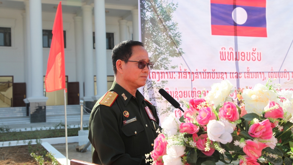 Bàn giao Sở chỉ huy Sư đoàn Bộ binh 1 nhân kỷ niệm 75 năm ngày thành lập QĐND Lào- Ảnh 2.